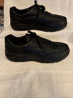 New Balance Men's Black Lace-Up Comfort Walking Shoes model MK706BL